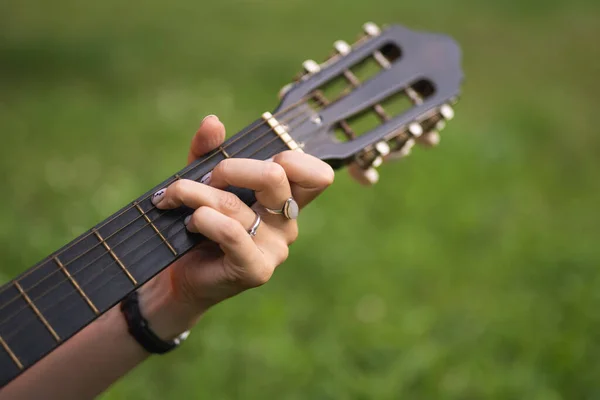 ギターにコードを入れる手のクローズアップ — ストック写真