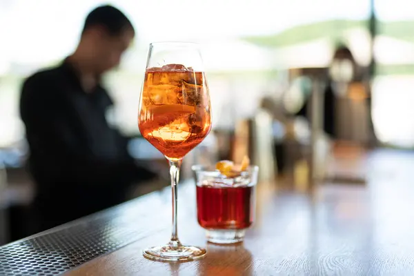 Barista Prepara Bel Cocktail Alcolico Bancone Del Bar — Foto Stock