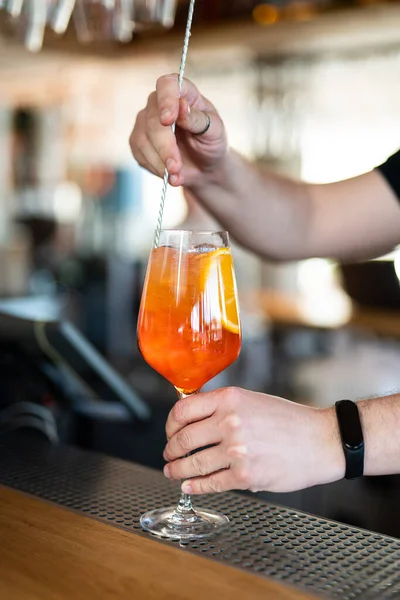 Barista Prepara Bel Cocktail Alcolico Bancone Del Bar — Foto Stock