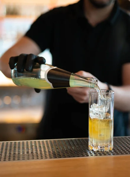 Camarero Prepara Hermoso Cóctel Alcohólico Mostrador Del Bar —  Fotos de Stock