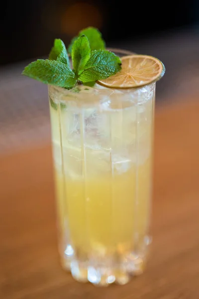 Bel Cocktail Alcolico Sul Bancone Del Bar — Foto Stock