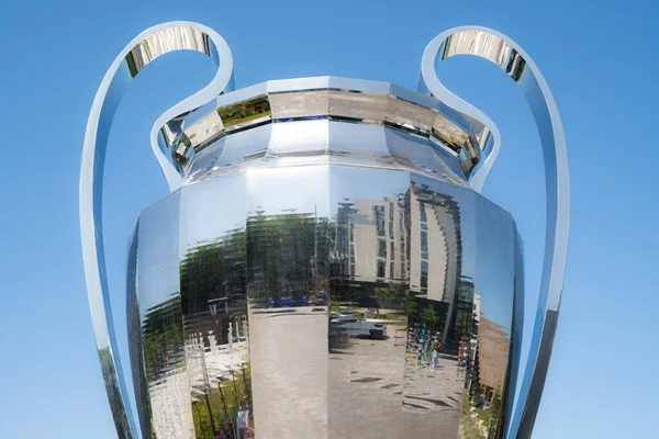 Большой Зеркальный Кубок Фоне Неба — стоковое фото