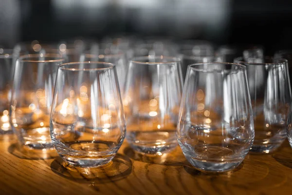 Bicchieri Vetro Puliti Vuoti Bevande Alcoliche Ristorante Bancone Del Bar — Foto Stock