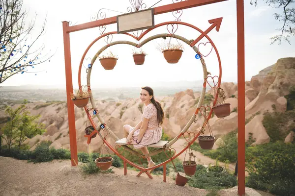 Madalyalı Bir Kalp Şeklinde Bankta Oturan Bir Kız Kapadokya Nın — Stok fotoğraf