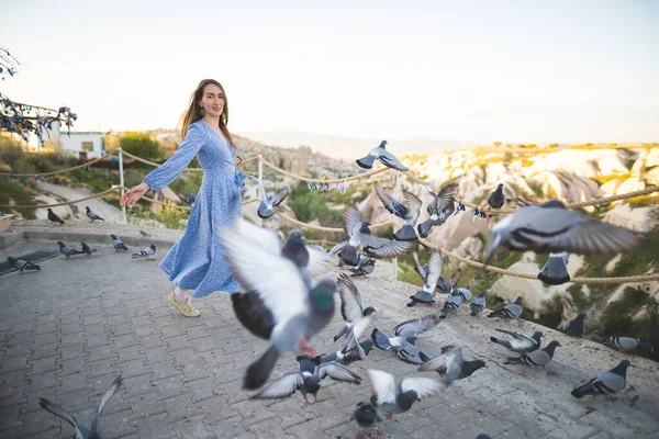 Kapadokya Dağlarında Güzel Mutlu Bir Kız Bir Sürü Güvercin — Stok fotoğraf