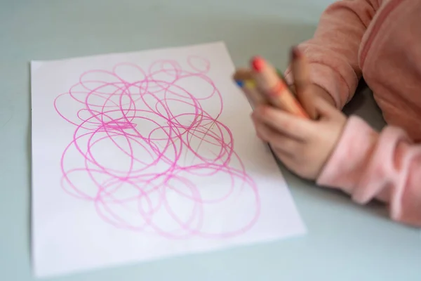 Małe Dziecko Uczy Się Rysować Obrazek — Zdjęcie stockowe