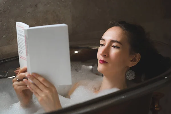 Beautiful Sexy Girl Bubble Bath Reading Book — Fotografie, imagine de stoc