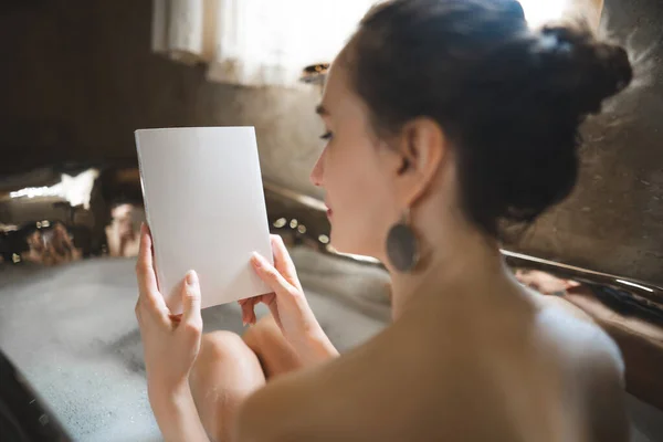 Όμορφο Σέξι Κορίτσι Ένα Αφρόλουτρο Διαβάζοντας Ένα Βιβλίο — Φωτογραφία Αρχείου