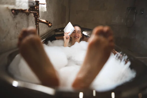 Hermosa Chica Sexy Baño Burbujas Leyendo Libro Divertido Con Los —  Fotos de Stock