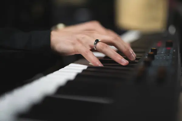 Närbild Pianist Händer När Spelar Piano — Stockfoto