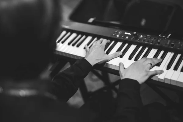 Close Van Handen Van Een Pianist Tijdens Het Pianospelen — Stockfoto