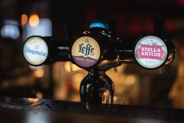 Lviv Ucrania Junio 2023 Grifo Con Diferentes Marcas Cerveza Bar —  Fotos de Stock