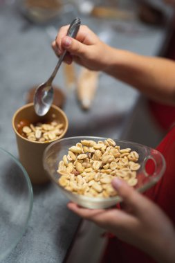 Şekerci tatlıya fındık serper.