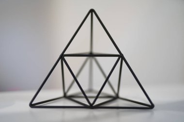 Dekorasyon için bir üçgenin güzel geometrik şekli