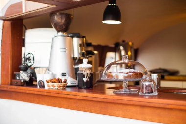 Kahve barı ve tatlısı olan güzel bir bar.