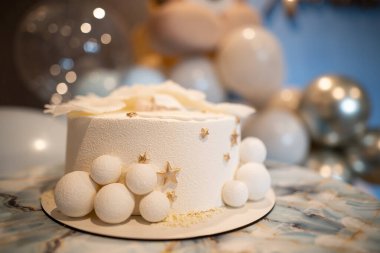 Topların arka planında güzel dekore edilmiş doğum günü pastası