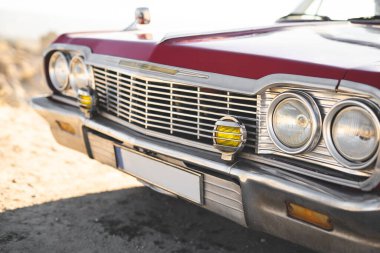 Ön farları olan eski bir arabanın yakın çekimi.