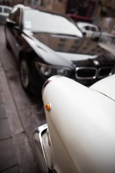 Velho Carro Branco Retro Moderno Carro Preto — Fotografia de Stock