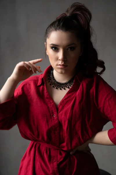 Una Hermosa Joven Una Camisa Roja Con Collar Con Ornamento —  Fotos de Stock