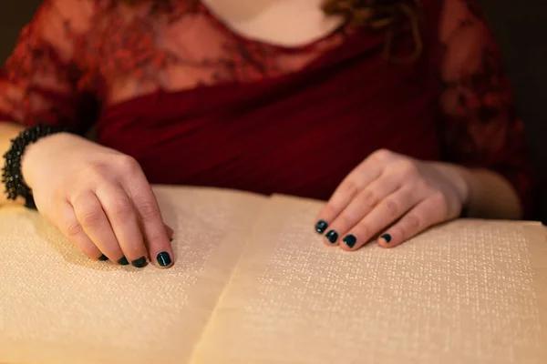 Zbliżenie Ręki Kobiety Czytającej Książkę Braille — Zdjęcie stockowe