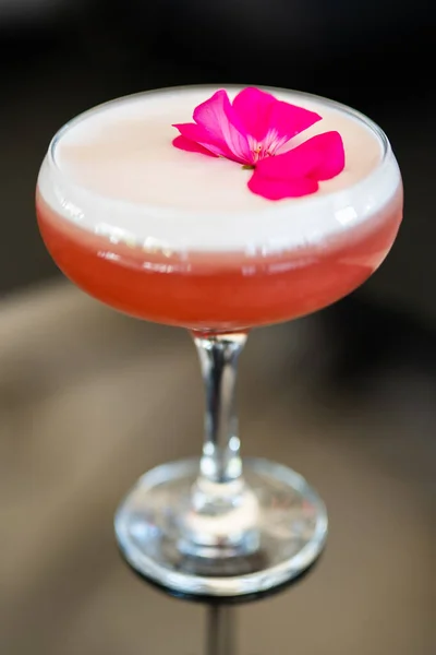 Bel Cocktail Alcolico Sul Bancone Del Bar — Foto Stock