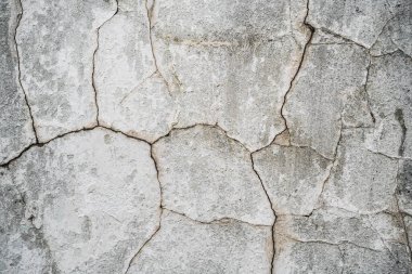 Eski evin duvarındaki çatlak alçı dokuyu kapat.