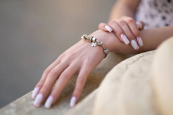 Detailní Záběr Dívčí Ruky Krásnou Manikúrou Šperkovým Náramkem Ruce — Stock fotografie