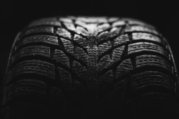黒い背景に車輪のタイヤトレッドのクールな写真 — ストック写真
