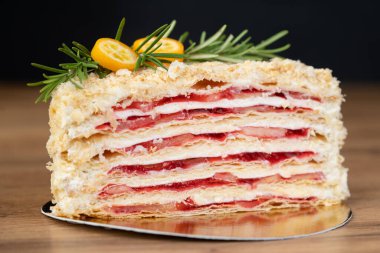 Limonla süslenmiş taze meyveli kek.