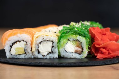 Lezzetli geleneksel Japon suşisi ve bir tabakta rulo