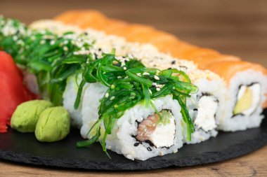 Lezzetli geleneksel Japon suşisi ve bir tabakta rulo