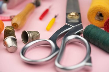 Pembe arka plan için çeşitli terzi aksesuarları ve araçları