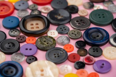 Pembe arka planda birçok farklı düğme