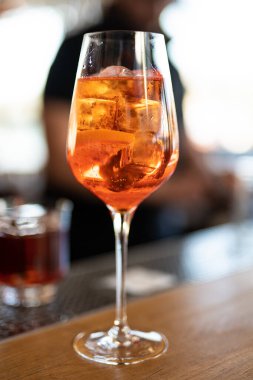 Barmen tezgahta güzel bir alkollü kokteyl hazırlıyor.