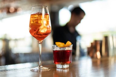 Barmen tezgahta güzel bir alkollü kokteyl hazırlıyor.