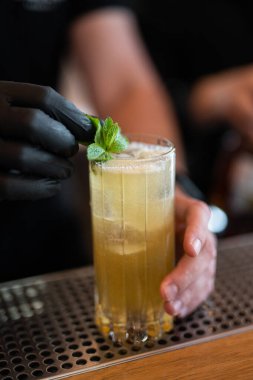 Barmen tezgahta güzel bir alkollü kokteyl hazırlıyor.