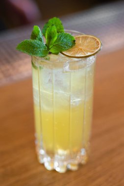 Bar tezgahında güzel bir alkollü kokteyl