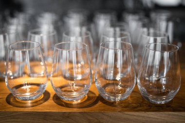 Bardaki bir restoranda alkollü içecekler için boş temiz cam bardaklar.