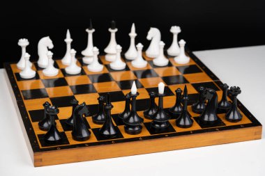 Oyundan önce satranç tahtasında güzel bir satranç oyunu.