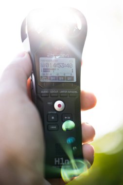 LVIV, UKRAINE - 8 Eylül 2023: Açık havada dijital ses kaydedici ZOM H1n