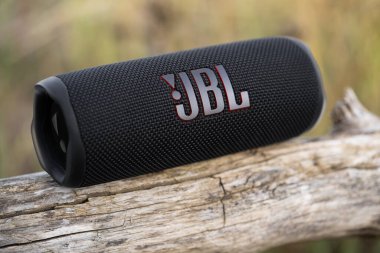 LVIV, UKRAINE - 8 Eylül 2023: JBL Flip 6 Black, taşınabilir bluetooth hoparlörü açık havada