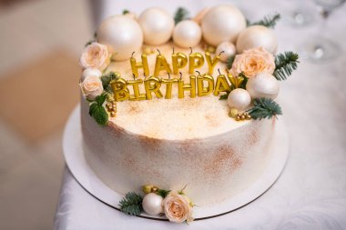 Doğum günü pastası ve mumlar harf şeklinde.