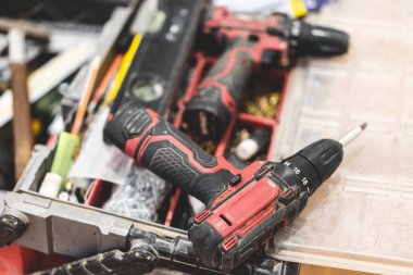 vida ve matkap için iki elektrikli tornavida veya matkap