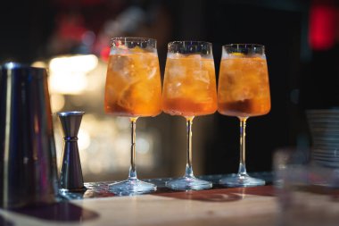 Barmen tezgahta güzel bir alkollü kokteyl hazırlıyor.