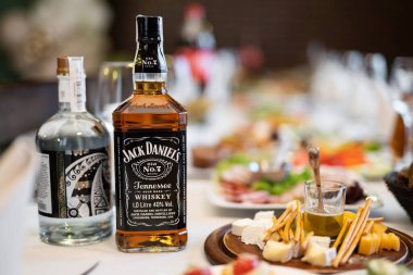 Bir şişe ünlü viski Jack Dniel şenlik masasında.