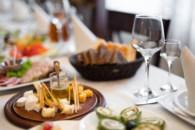 Şenlik masasında bir sürü farklı yiyecek ve atıştırmalık var.