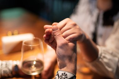 Birbirine aşık çiftlerin el ele tutuşması.