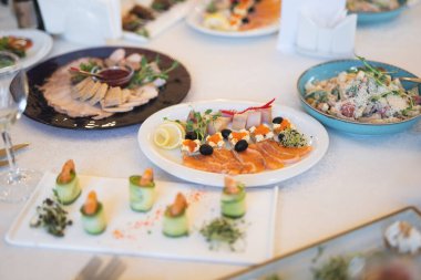 Şenlik masasında bir sürü farklı yiyecek ve atıştırmalık var.