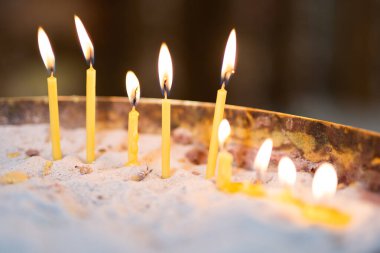Mumlar kilisedeki bir stantta çok güzel yanar.