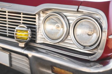 Ön farları olan eski bir arabanın yakın çekimi.